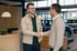 Marco Kratz im Gespräch mit einem Kunden im Autohaus