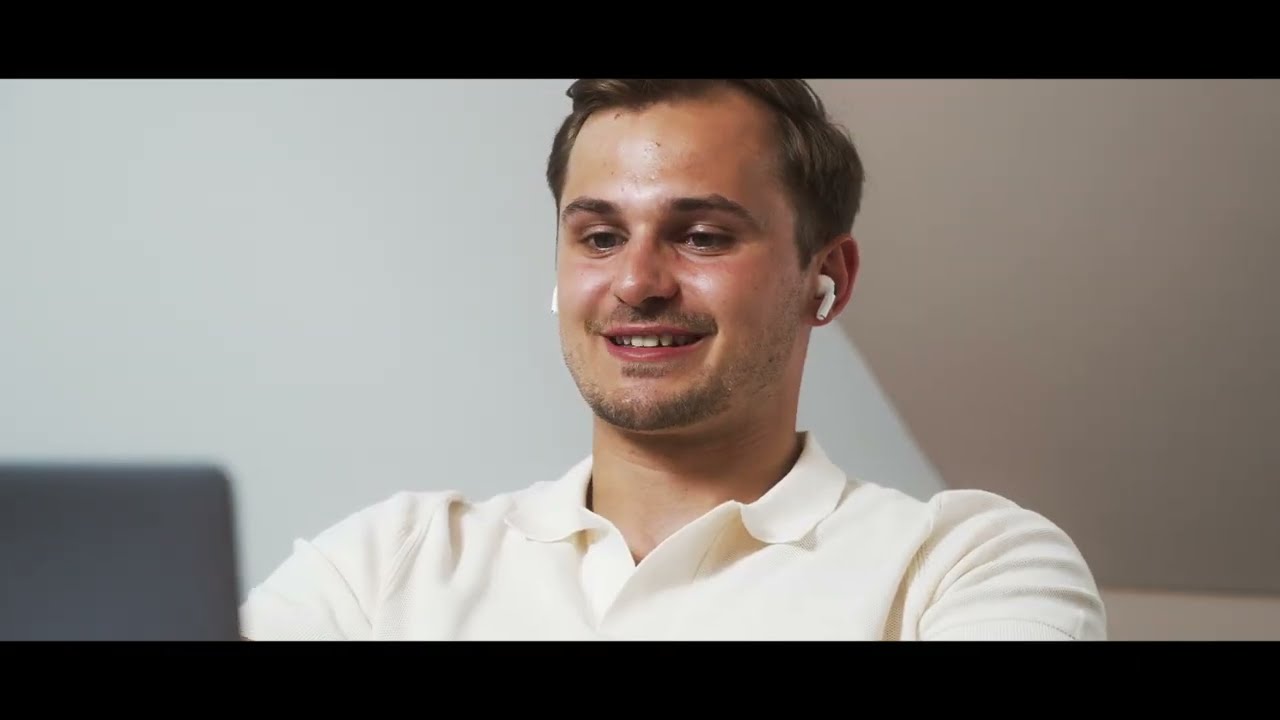 Benedikt Griener vor dem Büro in Lauingen