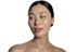 Porträt einer asiatischen Frau mit Sommersprossen und glänzender Haut vor schwarzem Hintergrund.