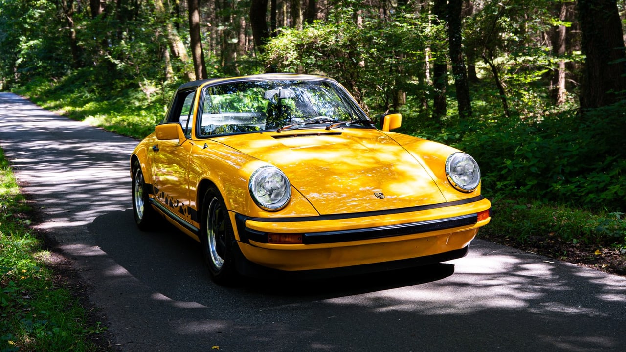 Gelber Porsche 911 auf einer Waldstraße in der Region Oldenburg