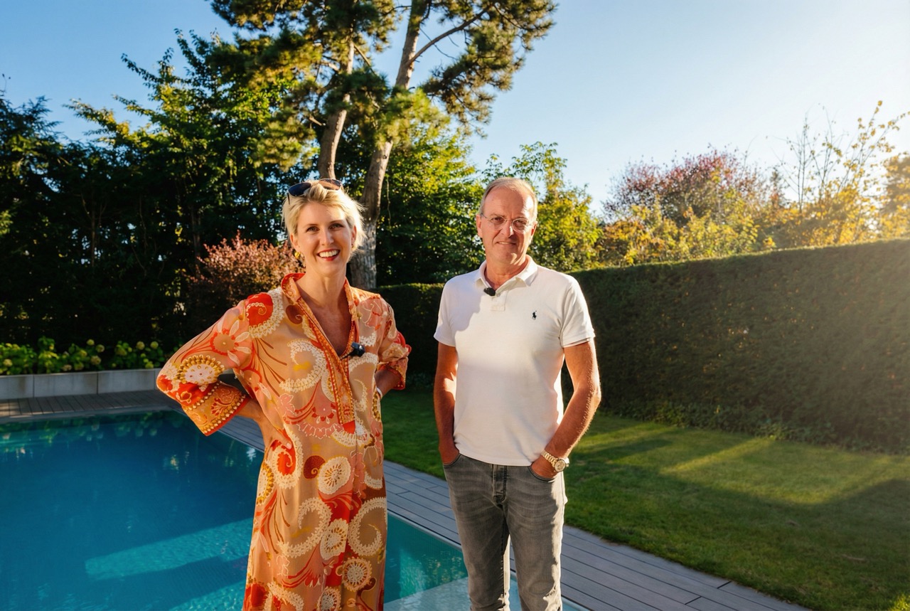 Zufriedene Kunden stehen lächelnd an ihrem neuen Pool im Garten