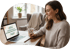 Padagigin nimmt am Online-Seminar teil und sitzt zu Hause entspannt an ihrem Laptop