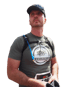 Ein Läufer mit Kappe und Trinkweste schaut nach oben, sein T-Shirt zeigt ein Logo mit "DIE BEWEGUNGSMELDER".