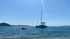 Katamaran und Jetski auf blauem Wasser unter klarem Himmel mit Inseln im Hintergrund in Kroatien.