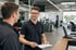 Marco Kratz als Auszubildender im Gespräch mit einem Kollegen im Autohaus