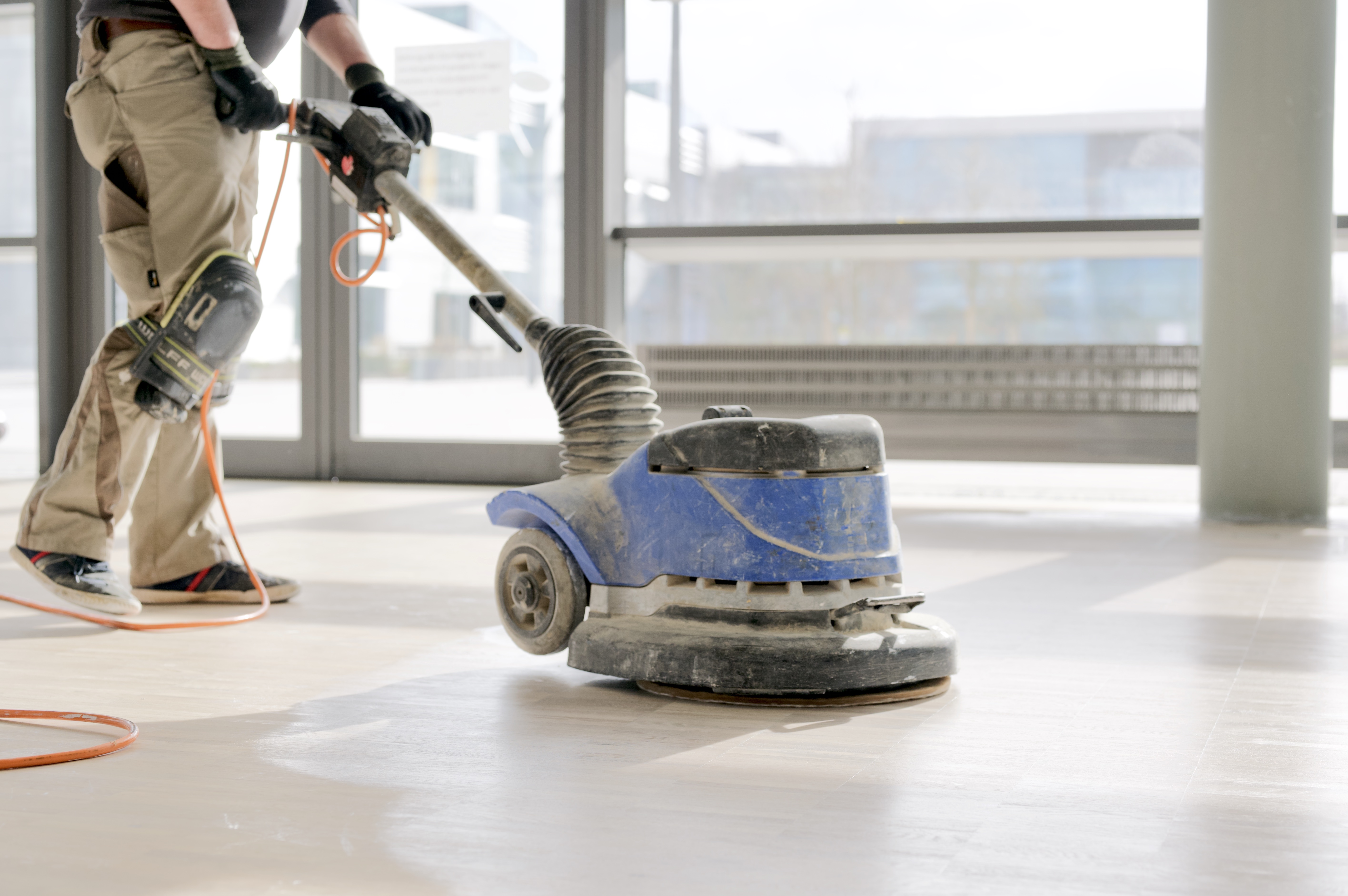 Sartorius Visitor Center – Handwerker beim Schleifen des Bodenbelags