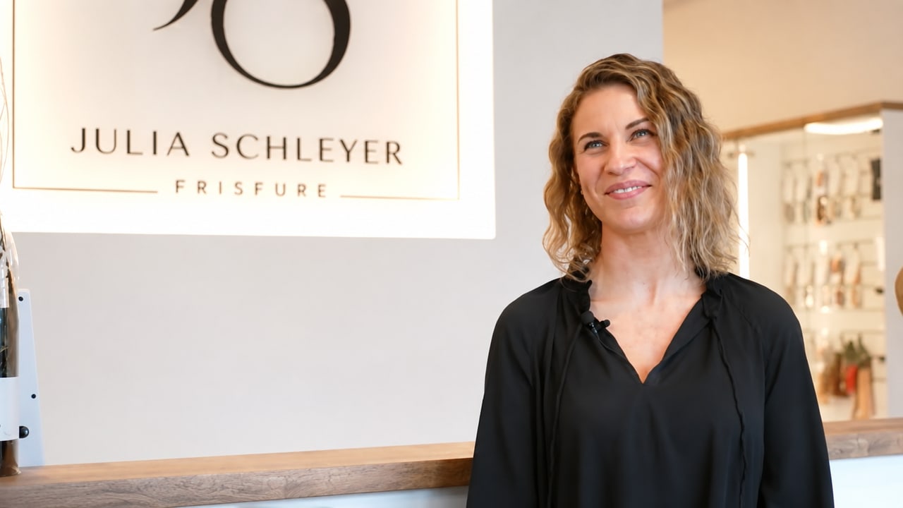 Julia Schleyer im Friseursalon in Buchbrunn