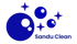 Blaues Logo mit drei Blasen und vier Sternen, darunter der Text "Sandu Clean".