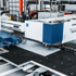 Eine Trumpf TruMatic 7000 CNC-Laser-Stanzmaschine bearbeitet ein Metallblech im Werk 1 der Schüttler Technik GmbH in Crailsheim.