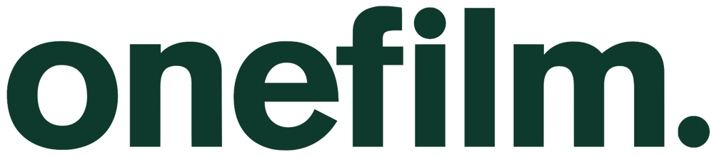 Grüner Text "onefilm." auf dunklem Hintergrund.