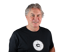 Ein Mann mit grauen Haaren und schwarzem T-Shirt mit weißem Logo "C" und "EST. 1990" lächelt.