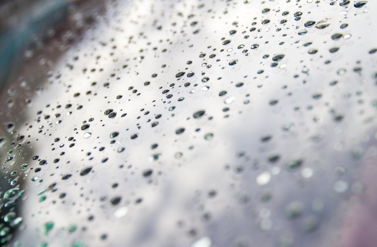 Nahaufnahme von Wassertropfen auf Glas nach einer Osmosereinigung mit reinem, entmineralisiertem Wasser – für rückstandsfreie Sauberkeit.
