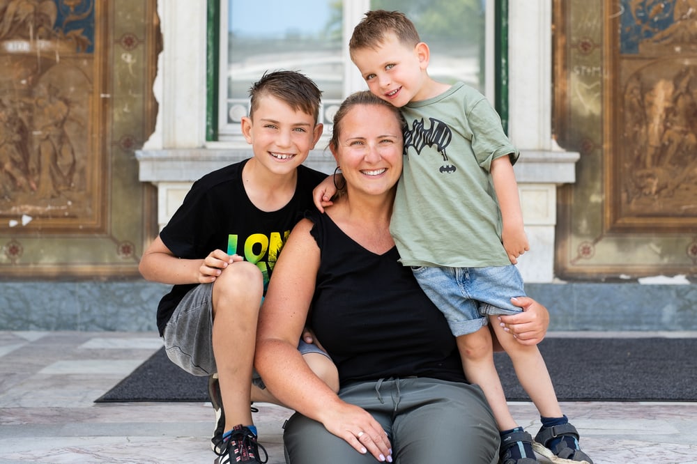Ungestellter Familienmoment voller Nähe und Vertrauen