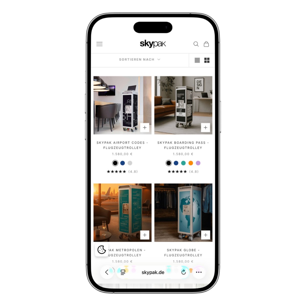 Smartphone zeigt die SKYPAK Website mit Flugzeugtrolleys, darunter "SKYPAK AIRPORT CODES" und "SKYPAK GLOBE".
