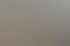 Drei Frauen sitzen an einem gedeckten Küchentisch mit Blumen, Brötchen und Getränken in einem hellen Raum.
