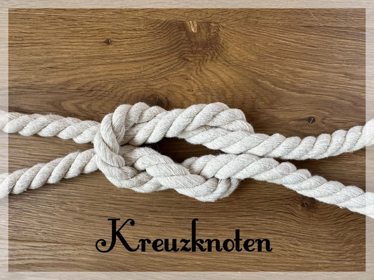 Kreuzknoten aus hellem Seil auf Holz mit dem Schriftzug Kreuzknoten