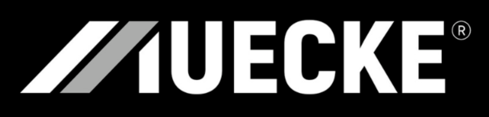 Logo mit dem Schriftzug „MUECKE®“ in Weiß auf schwarzem Hintergrund, mit zwei diagonalen Streifen vor dem „M“.