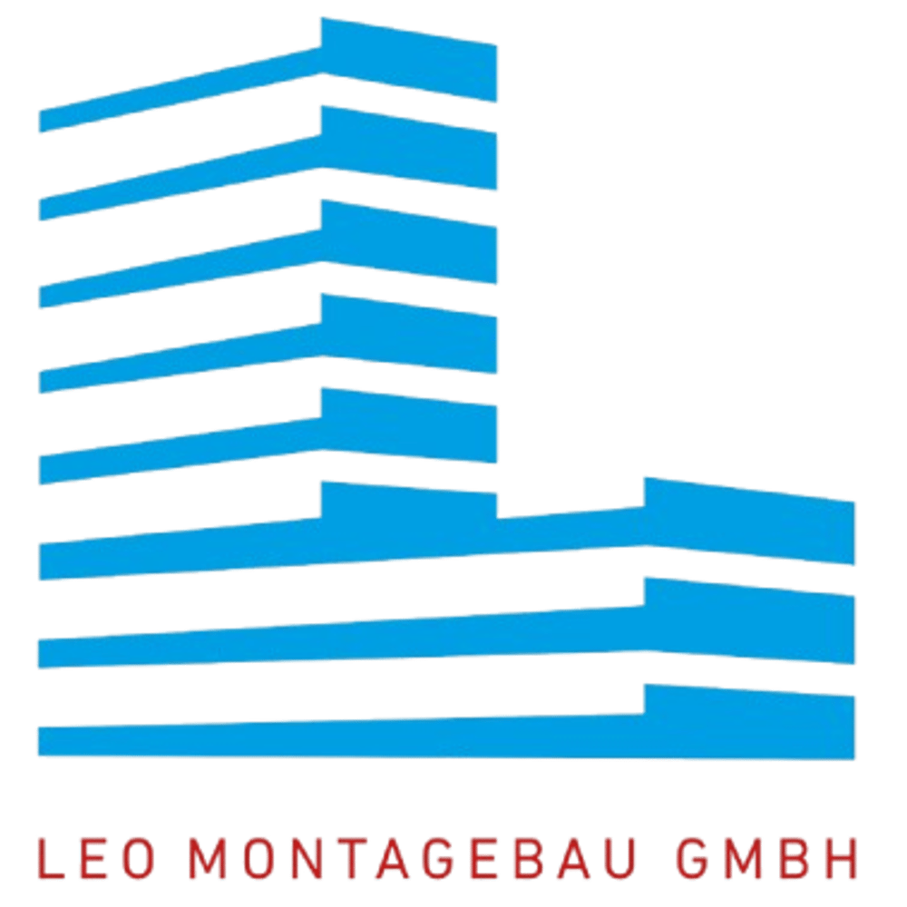 Abstraktes blaues Gebäude mit der roten Schrift "LEO MONTAGEBAU GMBH" darunter.