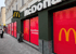 McDonald's Filiale mit roter Fensterabdeckung und gelben M-Logos; Text: "Neueröffnung 24.04.2024".