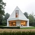 Modernes Modulhaus in naturnaher Umgebung mit großzügigen Glasfronten und Holzfassade – zeigt die Vorteile eines Modulhauses in Design, Effizienz und Nachhaltigkeit.