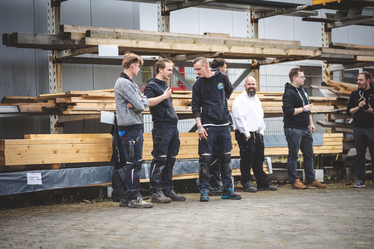 Dachdecker von SD Bedachungen bei der Arbeit
