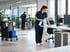Gereinigter Arbeitsplatz in einem hellen Büro