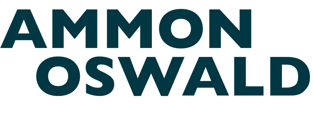 Schriftzug "AMMON OSWALD" in Dunkelblau und Hellblau auf weißem Hintergrund.