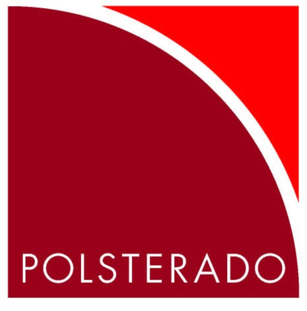 Logo Polsterado: rotes Quadrat mit gebogenem weißen Streifen und "POLSTERADO" in Weiß.