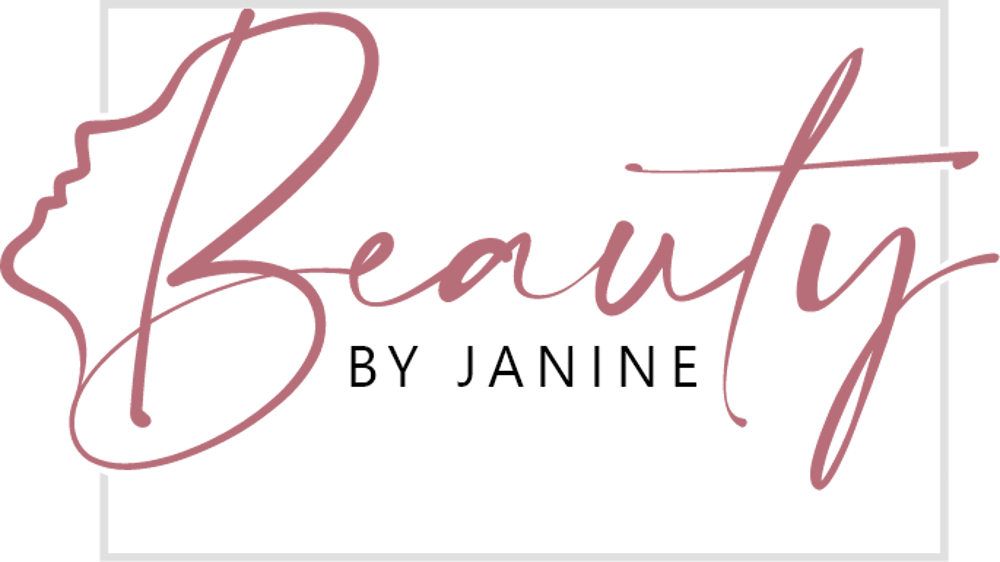Ein Logo mit dem Wort "Beauty" in rosa Schreibschrift und "BY JANINE" in schwarzer Schrift, umrahmt von einem weißen Rechteck auf grünem Hintergrund.