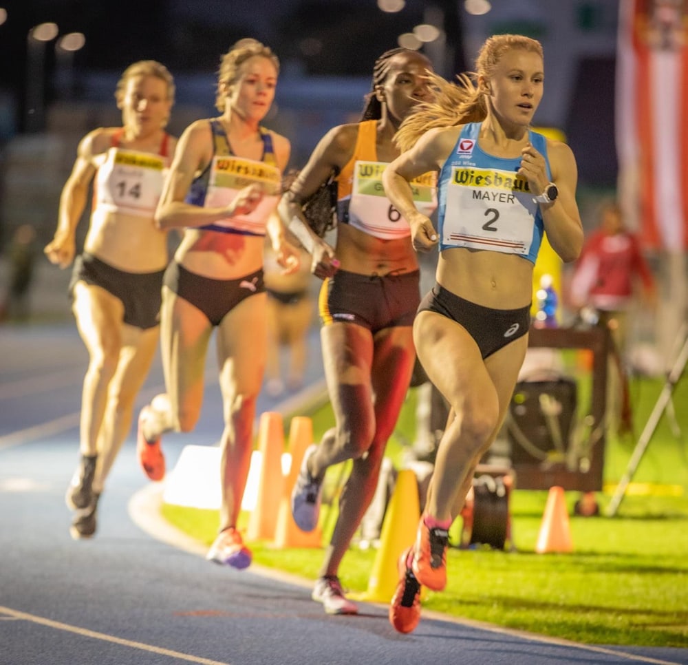 Julia Mayer im Rennen bei den Staatsmeisterschaften über 10.000 Meter 2021 in Eisenstadt