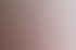Rotes, modulares Luftreinigungsgerät mit zwei Schläuchen in einem Zimmer.