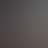 Ein Personal Trainer spricht mit einem lächelnden Kunden in einem Fitnessstudio.