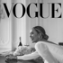 Elegantes Schwarz-Weiß-Foto einer Braut, erschienen in VOGUE – stilvolle Hochzeitsinspiration.