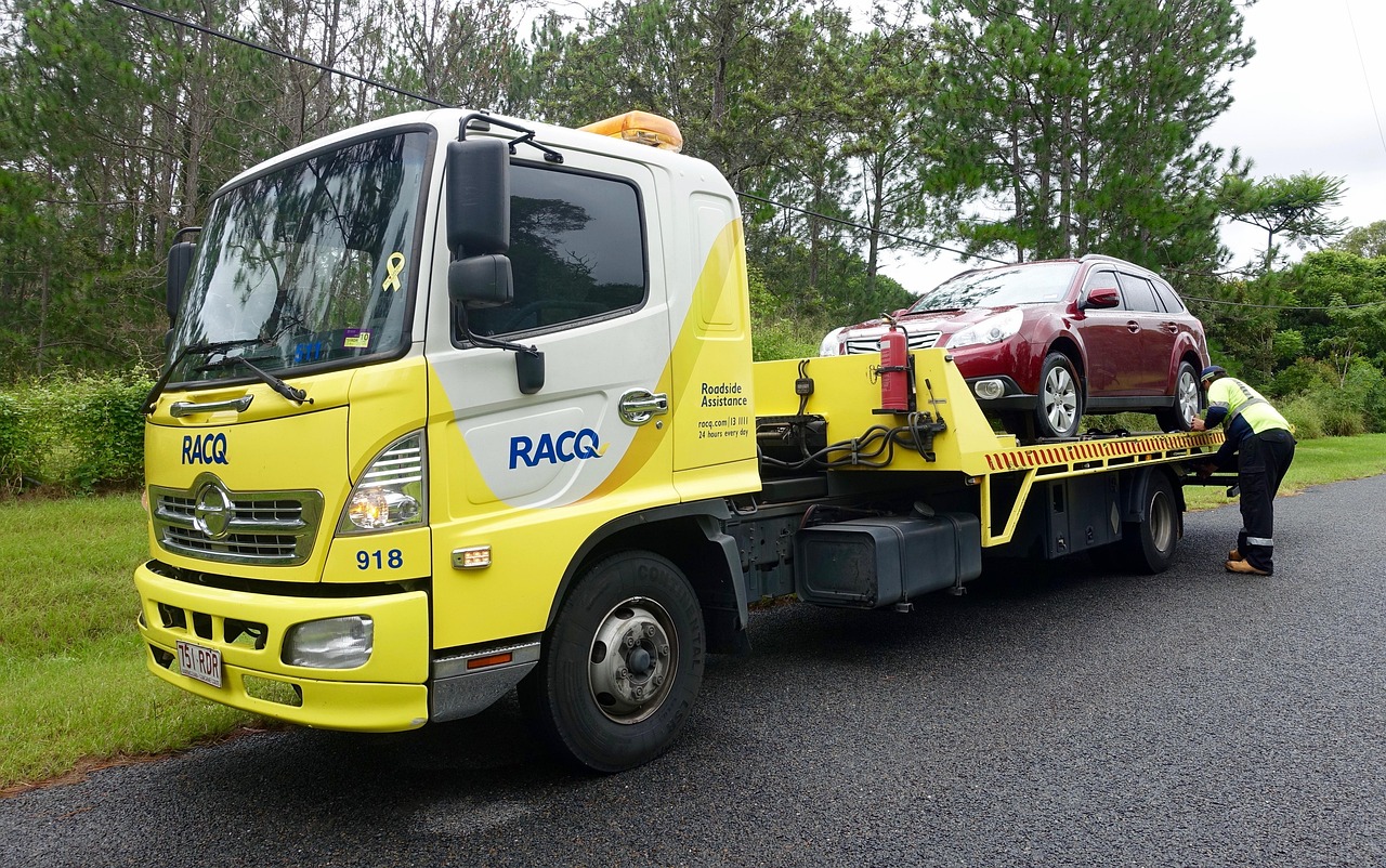 Roadside Assistance vs. Calling a Tow Truck: What Each One Covers in Lake Helen