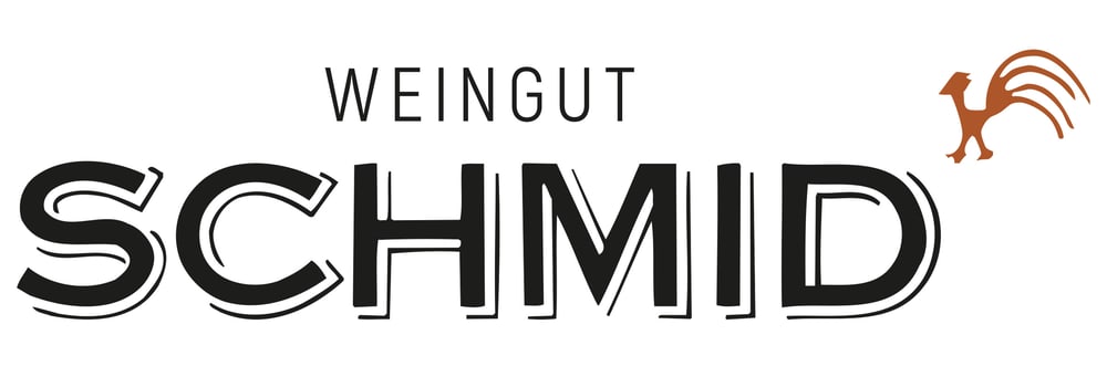 Logo: "WEINGUT SCHMID" in Schwarz mit einem braunen Hahn.