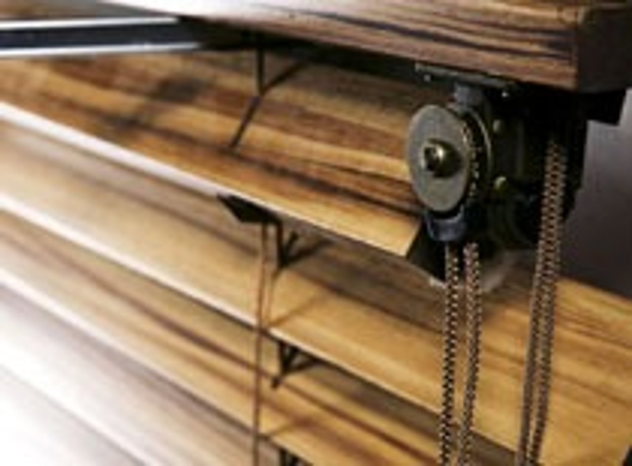 Holzjalousie mit natürlicher Maserung im Wohnraum