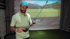 Ein lächelnder Mann in einem grünen Poloshirt und einer blauen Kappe hält einen Golfschläger in einem Golfsimulator in der Hand.