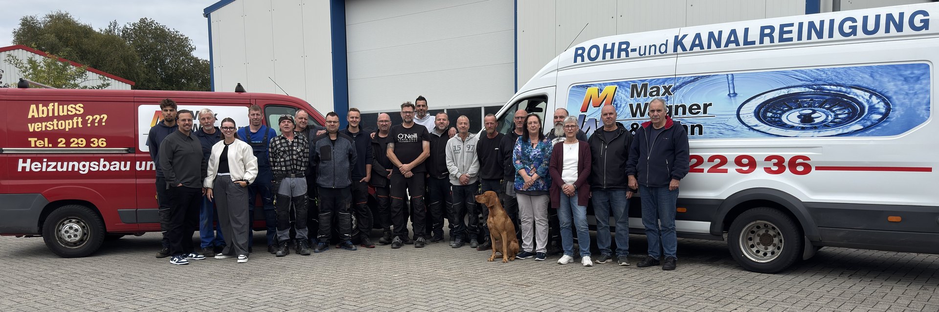 Das Team von Max Wagner & Sohn vor dem Firmengebäude in Emden