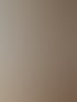 Ein offener Türrahmen mit zwei horizontalen Stangen, die den Durchgang blockieren, und einem freiliegenden Glühbirne an der Decke.