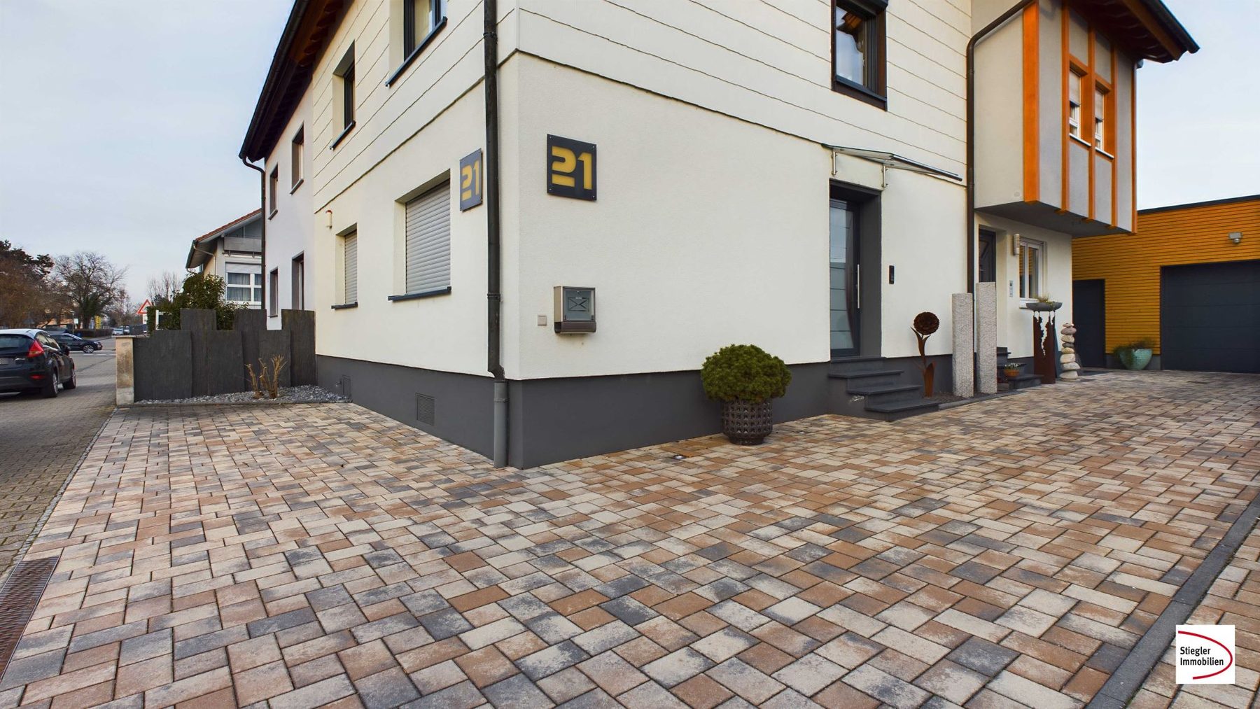 Stellplätze vor dem Haus