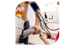 Ein Mann auf einem Laufband mit EKG-Elektroden und einer Blutdruckmanschette am Arm.