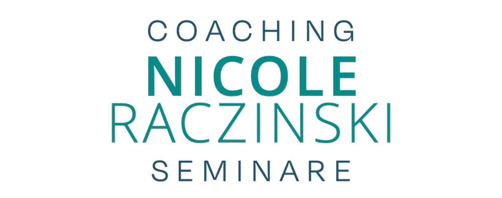 Text "COACHING NICOLE RACZINSKI SEMINARE" in Blau- und Türkistönen auf dunklem Hintergrund.