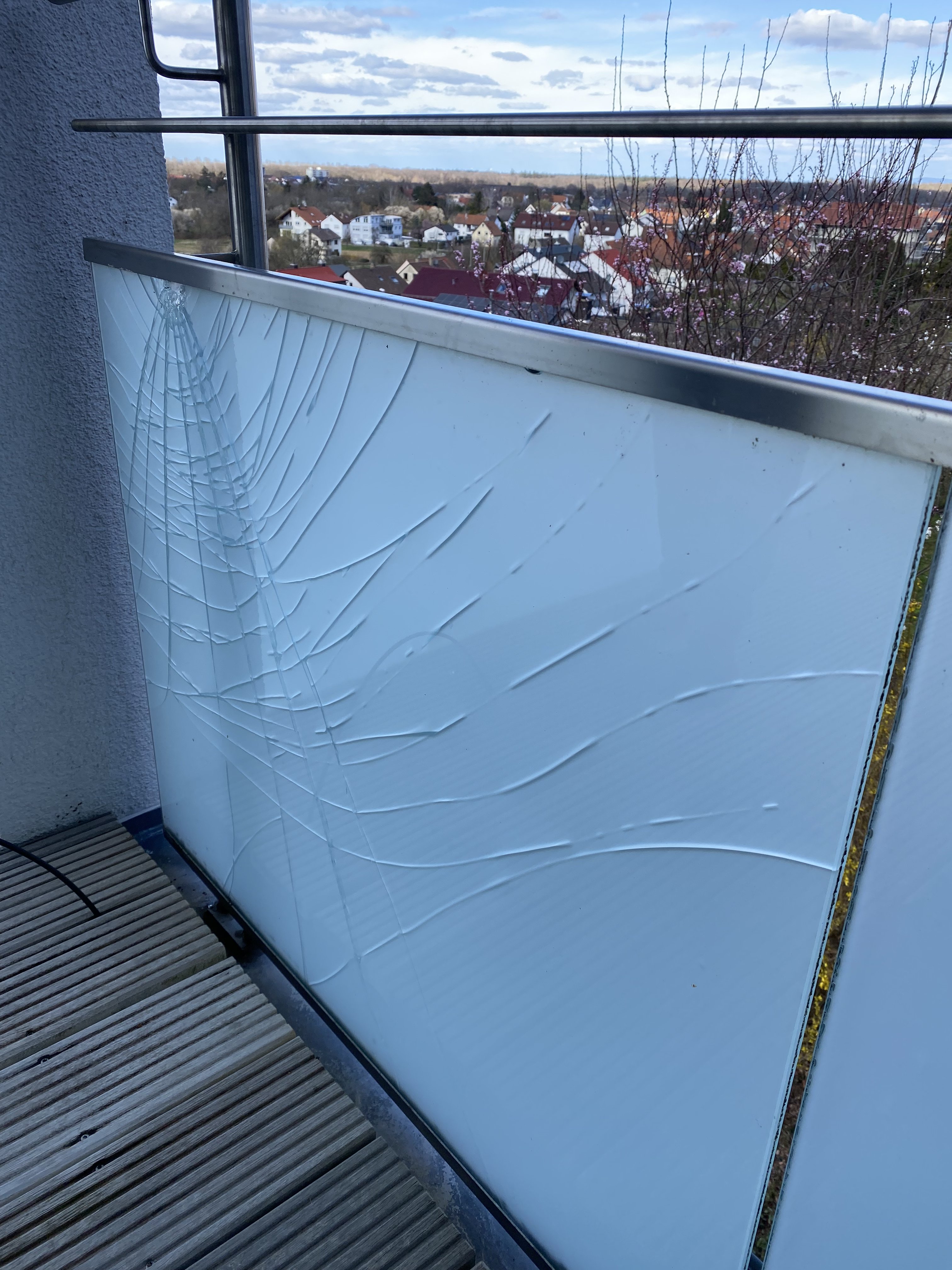 Balkongeländer: Glasbruch sicher behoben – vorher