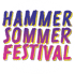 HAMMER SOMMER FESTIVAL Logo in Violett, Magenta und Gelb auf dunkelgrünem Hintergrund, umrandet von weißen, wellenförmigen Linien.