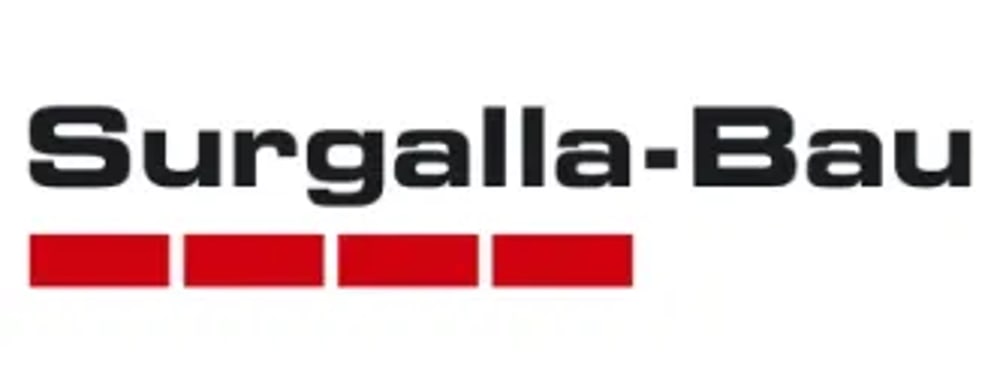 Der Firmenname Surgalla-Bau in schwarzer Schrift über vier roten Rechtecken.