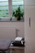Höhenverstellbare Behandlungsliege am Fenster in der Physiotherapie Nagel
