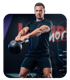 Mann in schwarzer Sportkleidung trainiert mit einer schwarzen Kettlebell in einem Fitnessstudio.