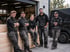 Team eines Handwerksbetriebs vor der Werkstatt
