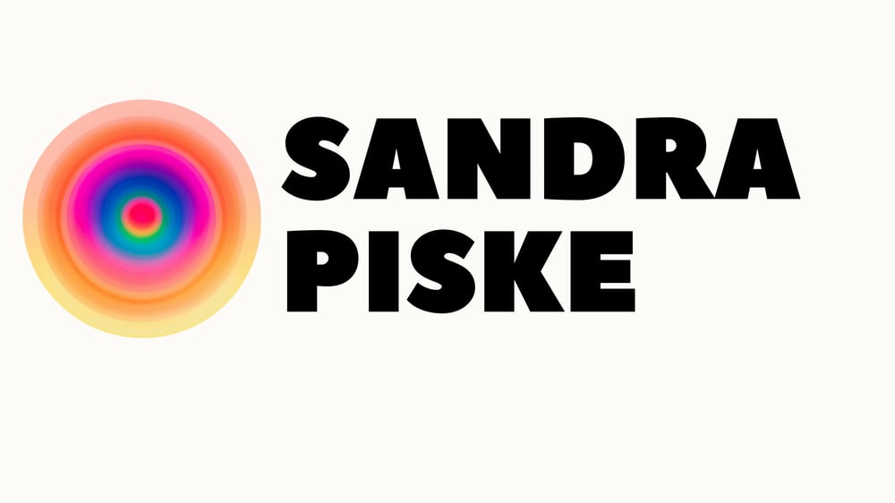 Buntes konzentrisches Kreissymbol neben dem Text "SANDRA PISKE" in Schwarz auf weißem Hintergrund.