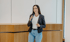 Denise Nobis hält ein Mikrofon in ihrer Hand bei einem Live-Seminar